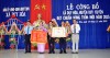 Trao Bằng công nhận và Cờ thi đua cho lãnh đạo xã Duy Hòa tại lễ công bố đạt chuẩn nông thôn mới.