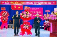 Lãnh đạo UBND huyện Duy Xuyên tặng hoa chúc mừng khánh thành nhà sinh hoạt văn hóa thôn Cổ Châu. Ảnh: PV