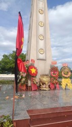 Lãnh đạo xã Đặt vòng hoa và viếng hương tại nghĩa trang liệt sĩ xã