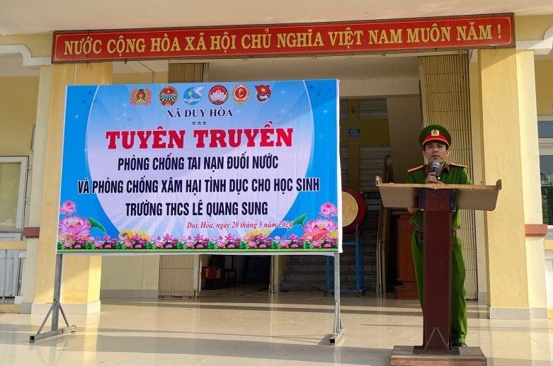 Tuyên truyền phòng, chống đuối nước và phòng chống xâm hại tình dục trẻ em tại Trường THCS Lê Quang Sung.